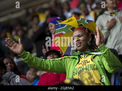 JOHANNESBURG 2013-12-10 Trauernde werden während der Gedenkfeier für den ehemaligen Präsidenten Nelson Mandela am 10. Dezember 2013 im FNB-Stadion in Johannesburg, Südafrika, gesehen. Foto Jonas Ekstromer / TT / kod 10030 Stockfoto