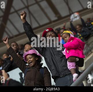 JOHANNESBURG 2013-12-10 Trauernde werden während der Gedenkfeier für den ehemaligen Präsidenten Nelson Mandela am 10. Dezember 2013 im FNB-Stadion in Johannesburg, Südafrika, gesehen. Foto Jonas Ekstromer / TT / kod 10030 Stockfoto