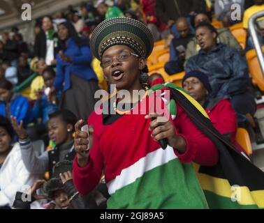 JOHANNESBURG 2013-12-10 Trauernde werden während der Gedenkfeier für den ehemaligen Präsidenten Nelson Mandela am 10. Dezember 2013 im FNB-Stadion in Johannesburg, Südafrika, gesehen. Foto Jonas Ekstromer / TT / kod 10030 Stockfoto