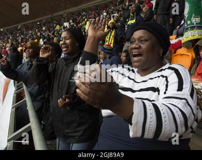 JOHANNESBURG 2013-12-10 Trauernde werden während der Gedenkfeier für den ehemaligen Präsidenten Nelson Mandela am 10. Dezember 2013 im FNB-Stadion in Johannesburg, Südafrika, gesehen. Foto Jonas Ekstromer / TT / kod 10030 Stockfoto