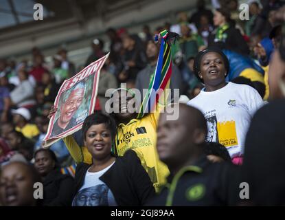 JOHANNESBURG 2013-12-10 Trauernde werden während der Gedenkfeier für den ehemaligen Präsidenten Nelson Mandela am 10. Dezember 2013 im FNB-Stadion in Johannesburg, Südafrika, gesehen. Foto Jonas Ekstromer / TT / kod 10030 Stockfoto