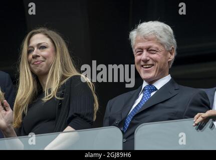 JOHANNESBURG 2013-12-10 der ehemalige US-Präsident Bill Clinton und seine Tochter Chelsea werden während der Gedenkstätte für den ehemaligen Präsidenten Nelson Mandela am 10. Dezember 2013 im FNB-Stadion in Johannesburg, Südafrika, gesehen. Foto Jonas Ekstromer / TT / kod 10030 Stockfoto