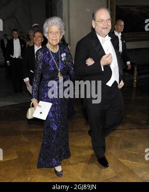 STOCKHOLM 2013-12-10 die schwedische Gräfin Alice Trolle-Wachtmeister und der Nobelpreisträger James E. Rothman kommen nach dem Abendessen beim traditionellen Nobelpreis-Gala-Bankett am 10. Dezember 2013 in der 'Prince's Gallery' im Stockholmer Rathaus an. Foto: Erik Martensson / TT / Code 10400 Stockfoto