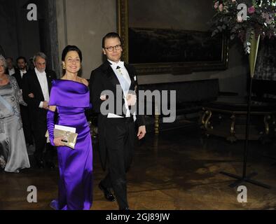 STOCKHOLM 2013-12-10 der schwedische Prinz Daniel och Joy Hirsch, Ehegatte des Nobelpreisträgers Professor James E. Rothman, kommt nach dem Abendessen beim traditionellen Nobelpreisträger-Galabankett am 10. Dezember 2013 in die "Prince's Gallery" im Stockholmer Rathaus. Foto: Erik Martensson / TT / Code 10400 Stockfoto