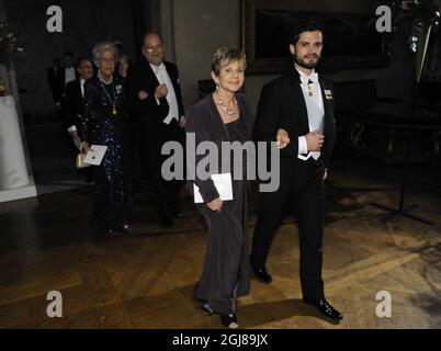 STOCKHOLM 2013-12-10 der schwedische Prinz Carl Philip und Tamar Warshel, die Frau des Nobelpreisträgers für Chemie Arieh Warshel, kommen nach dem Abendessen beim traditionellen Nobelpreis-Gala-Bankett am 10. Dezember 2013 in die 'Prince's Gallery' im Stockholmer Rathaus. Foto: Erik Martensson / TT / Code 10400 Stockfoto