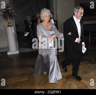 STOCKHOLM 2013-12-10 die schwedische Prinzessin Christina, die Schwester des schwedischen Königs und Nobelpreisträger für Chemie Martin Karplus, kommt nach dem Abendessen beim traditionellen Nobelpreis-Galabankett am 10. Dezember 2013 in der 'Prince's Gallery' im Stockholmer Rathaus an. Foto: Erik Martensson / TT / Code 10400 Stockfoto