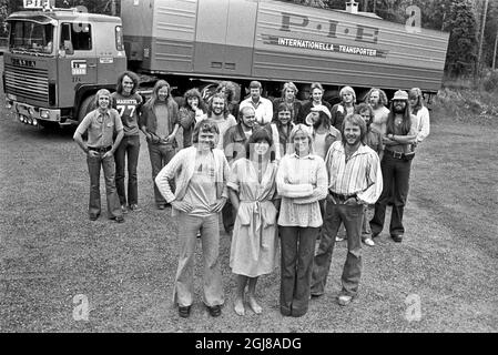 SCHWEDEN 1975-06-27 * for Your Files* die Abba-Mitglieder Bjorn Ulvaeus, Anni-Frid Lyngstad, Agnetha Faltskog und Benny Andersson sind während ihrer Konzerttournee in Schweden am 27. Juni 1975 vor ihrer Crew i Ramshyttan, Schweden, zu sehen. Foto: Staffan Almquist / XP / TT / Kod: 2 ** OUT SWEDEN OUT** Stockfoto