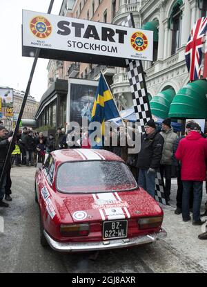 STOCKHOLM 20140123 Rallye Monte Carlo Historique 2014. Einer der Starts bei der Rallye Monte-Carlo für historische Autos fand am Donnerstag, den 23. Januar 2014, vor dem Grand Hotel in Stockholm statt. Auf dem Weg zum Kontinent halten die Autos am Schloss Vastana in Granna und am Volvo Museum in Göteborg. Foto Bertil Enevag Ericson / TT / kod 10000 Stockfoto