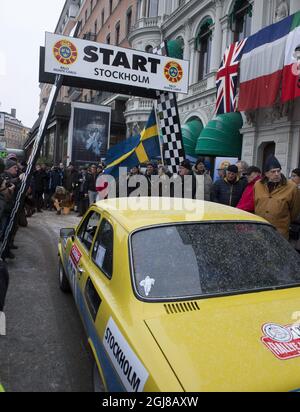 STOCKHOLM 20140123 Rallye Monte Carlo Historique 2014. Einer der Starts bei der Rallye Monte-Carlo für historische Autos fand am Donnerstag, den 23. Januar 2014, vor dem Grand Hotel in Stockholm statt. Auf dem Weg zum Kontinent halten die Autos am Schloss Vastana in Granna und am Volvo Museum in Göteborg. Foto Bertil Enevag Ericson / TT / kod 10000 Stockfoto