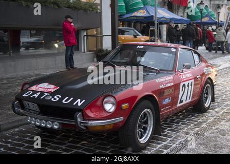 STOCKHOLM 20140123 Rallye Monte Carlo Historique 2014. Einer der Starts bei der Rallye Monte-Carlo für historische Autos fand am Donnerstag, den 23. Januar 2014, vor dem Grand Hotel in Stockholm statt. Auf dem Weg zum Kontinent halten die Autos am Schloss Vastana in Granna und am Volvo Museum in Göteborg. Foto Bertil Enevag Ericson / TT / kod 10000 Stockfoto