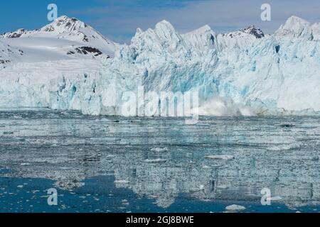 Norwegen, Spitzbergen, Lillehook-Gletscher alias Lilliehookbreen. Kalbende Gletscherwand. Stockfoto