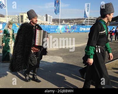 SOTJI 20140211 : Eine Gruppe von angeblich ethnischen Tscherkessen wird während einer Aufführung von Volksmusik in einem ausgeschlossenen Gebiet in Sotschi, Russland, am 11. Februar 2014 gesehen. Exile CircassianÂ´s beschuldigt die russischen Behörden, die Olympischen Winterspiele 2014 auf den Gräbern ihrer ancestorÂ organisiert zu haben. Tscherkessen gehören zu den ursprünglichen Einwohnern der Region. Sie wurden von einer zaristischen Militäroffensive des 19. Jahrhunderts zerstreut, die den Tod einer großen Zahl von Vorfahren verursachte. Foto: Wiktor Nummelin / TT / kod 10510 Stockfoto