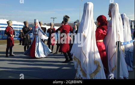 SOTJI 20140211 : Eine Gruppe von angeblich ethnischen Tscherkessen wird während einer Aufführung von Volksmusik in einem ausgeschlossenen Gebiet in Sotschi, Russland, am 11. Februar 2014 gesehen. Exile CircassianÂ´s beschuldigt die russischen Behörden, die Olympischen Winterspiele 2014 auf den Gräbern ihrer ancestorÂ organisiert zu haben. Tscherkessen gehören zu den ursprünglichen Einwohnern der Region. Sie wurden von einer zaristischen Militäroffensive des 19. Jahrhunderts zerstreut, die den Tod einer großen Zahl von Vorfahren verursachte. Foto: Wiktor Nummelin / TT / kod 10510 Stockfoto