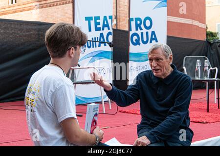 Luigi Ciotti, Küchenchef des Vereins „Libera“, während der Veranstaltung „Teatro sull'Acqua“, Arona, Italien. Stockfoto