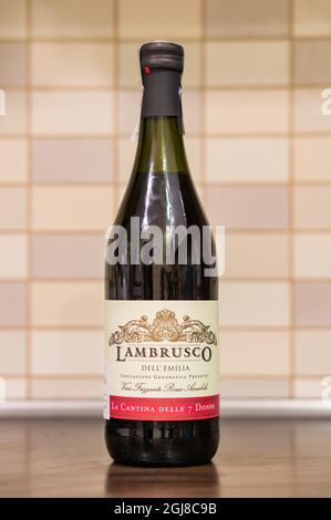 POZNAN, POLEN - 17. Feb 2018: Italienischer Dell Emilia Lambrusco Wein in einer Flasche auf dem Tisch Stockfoto