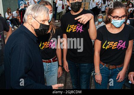 Luigi Ciotti, Küchenchef des Vereins „Libera“, während der Veranstaltung „Teatro sull'Acqua“, Arona, Italien. Stockfoto