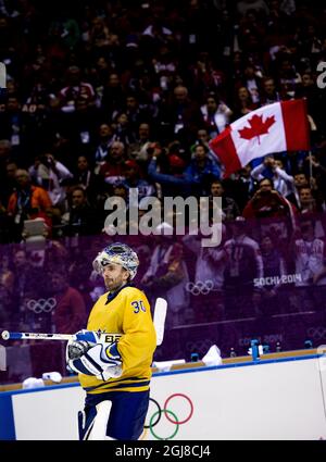 SOTSCHI 2014-02-23 der schwedische Torwart Henrik Lundqvist verlässt die Eisbahn, nachdem er das olympische Eishockey-Finale Kanada gegen Schweden während der Olympischen Winterspiele 2014 in Sotschi, Russland, am 23. Februar 2014 verloren hat. Kanada gewann das Spiel mit 3:0. Foto: Pontus Lundahl / TT / kod 10050 Stockfoto