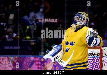 SOTSCHI 2014-02-23 der schwedische Torwart Henrik Lundqvist lehnt sich gegen das Tor, nachdem Schweden das olympische Eishockey-Finale Kanada gegen Schweden bei den Olympischen Winterspielen in Sotschi 2014 in Sotschi, Russland, am 23. Februar 2014 verloren hatte. Kanada gewann das Spiel mit 3:0. Foto: Pontus Lundahl / TT / kod 10050 Stockfoto