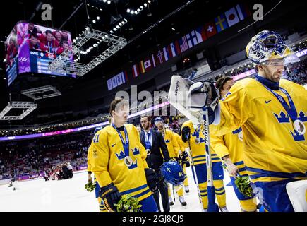 SOTSCHI 2014-02-23 das schwedische Team, darunter Torwart Henrik Lundqvist, rechts, verlässt die Eisbahn, nachdem es das olympische Eishockey-Finale Kanada gegen Schweden während der Olympischen Winterspiele 2014 in Sotschi, Russland, am 23. Februar 2014 verloren hat. Kanada gewann das Spiel mit 3:0. Foto: Pontus Lundahl / TT / kod 10050 Stockfoto