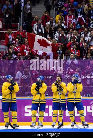 SOTSCHI 2014-02-23 die schwedischen Mannschaftsspieler Niklas Kronwall, Carl Hagelin, Erik Karlsson, Marcus Johansson und Gabriel Landeskog treten an, nachdem sie während der Olympischen Winterspiele 2014 in Sotschi in der Bolsjoj Arena in Sotschi, Russland, das olympische Eishockey-Finale Kanada gegen Schweden verloren haben, 23. Februar 2014. Kanada gewann das Spiel mit 3:0. Foto: Pontus Lundahl / TT / kod 10050 Stockfoto