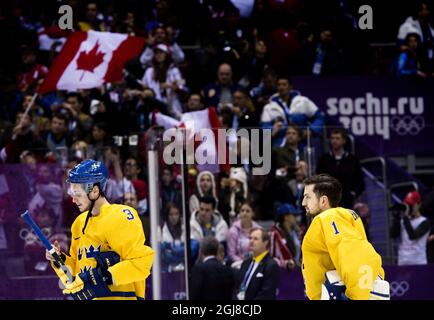 SOTSCHI 2014-02-23 die schwedischen Spieler Oliver Ekman-Larsson und Jhonas Enroth verlassen die Eisbahn, nachdem Schweden das olympische Eishockey-Finale Kanada gegen Schweden bei den Olympischen Winterspielen in Sotschi 2014 in Sotschi, Russland, am 23. Februar 2014 verloren hatte. Kanada gewann das Spiel mit 3:0. Foto: Pontus Lundahl / TT / kod 10050 Stockfoto