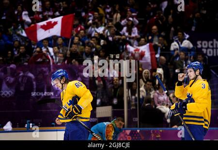 SOTSCHI 2014-02-23 die schwedischen Spieler Erik Karlsson und Oliver Ekman-Larsson verlassen die Eisbahn, nachdem Schweden das olympische Eishockey-Finale Kanada gegen Schweden bei den Olympischen Winterspielen in Sotschi 2014 in Sotschi, Russland, am 23. Februar 2014 verloren hatte. Kanada gewann das Spiel mit 3:0. Foto: Pontus Lundahl / TT / kod 10050 Stockfoto