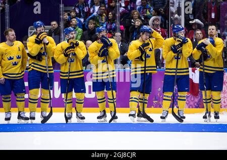 SOTSCHI 2014-02-23 das schwedische Team stellt sich nach dem Verlust des olympischen Eishockey-Finales Kanada gegen Schweden während der Olympischen Winterspiele in Sotschi 2014 in der Bolsjoj Arena in Sotschi, Russland, am 23. Februar 2014 an. Kanada gewann das Spiel mit 3:0. Foto: Pontus Lundahl / TT / kod 10050 Stockfoto