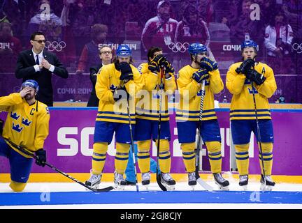 SOTSCHI 2014-02-23 die schwedischen Mannschaftsspieler Niklas Kronwall, Carl Hagelin, Erik Karlsson, Marcus Johansson und Gabriel Landeskog treten an, nachdem sie während der Olympischen Winterspiele 2014 in Sotschi in der Bolsjoj Arena in Sotschi, Russland, das olympische Eishockey-Finale Kanada gegen Schweden verloren haben, 23. Februar 2014. Kanada gewann das Spiel mit 3:0. Foto: Pontus Lundahl / TT / kod 10050 Stockfoto