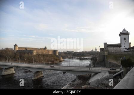 NARVA, ESTLAND 20140307 Eine Ansicht der Grenzbrücke zwischen der Stadt Ivangorod in Russland und der Stadt Narva in Estland, 7. März 2014. Links die russische Burg Ivangorod und rechts die estnische Burg Hermannsborg. Viele Esten sind wegen der Krim-Situation besorgt. Die schmerzhaften Erinnerungen an die sowjetische Besatzung sind immer noch nicht vergessen Foto: Grim Berglund / TT / kod 10510 Stockfoto