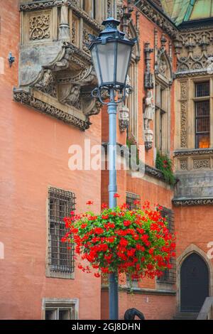 Detail der Seite des Breslauer Rathauses, wo man den Eingang zum Restaurant findet. Stockfoto