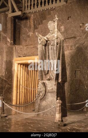 Tief im Salzbergwerk Wieliczka befindet sich die St. Kinga Kapelle, in der sich diese Statue von Papst Johannes Paul II. Aus Salz befindet. Stockfoto