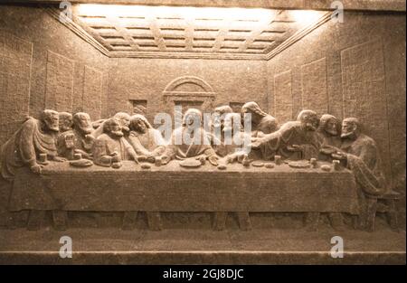 Relief von Michelangelos letztem Abendmahl, das in Salz in der St. Kinga-Kapelle in der Salzmine Wieliczka in Polen durchgeführt wurde. Stockfoto