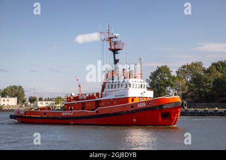 Der Hafen von Danzig ist der wichtigste Seehafen, der Ausfuhren aus Polen und Einfuhren nach Polen ermöglicht. Bild eines lokalen Schleppschiffs. Stockfoto