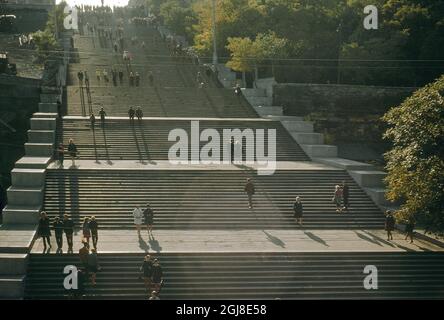 DATEI ODESSA 1985. Die große Treppe hinunter zum Hafen von Odessa 'Potemkin Stairs' wurde nach Sergei Eisensteins Stummfilm 'The Battleship Potemkin' aus dem Jahr 1925 benannt. Foto: Jan Bergman / SCANPIX Kod: 11112 Stockfoto