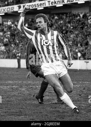 Torbjorn Nilsson, der Stürmer von IFK Göteborg, jubelt, nachdem er eines seiner beiden Tore im Halbfinale des IFK Gothenburg gegen den FC Barcelona Champion's Cup in Göteborg am 2. April 1986 erzielt hat. Göteborg gewann das erste Spiel mit 3:0, verlor aber zwei Wochen später nach einem Elfmeterschießen das Rückspiel in Barcelona. Foto: Ulf Ryd / TT / Code 38 Stockfoto