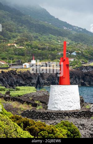 Dorf in Urzelina, traditionelle Windmühlen, Urzelina de Urzelina. Sao Jorge Island, Azoren, Portugal. Stockfoto