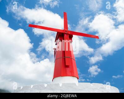 Dorf in Urzelina, traditionelle Windmühlen, Urzelina de Urzelina. Sao Jorge Island, Azoren, Portugal. Stockfoto