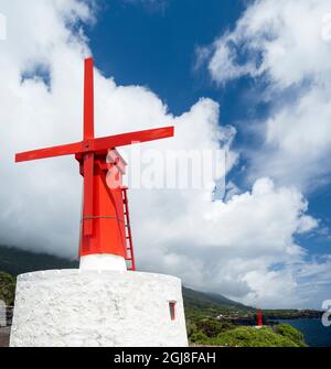 Dorf Urzelina, traditionelle Windmühlen. Sao Jorge Island auf den Azoren, einer autonomen Region Portugals. Stockfoto