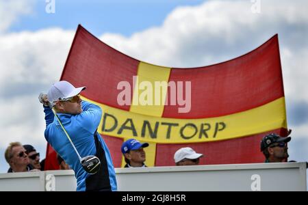 MALMO 2014-05-29 der Schwede Jens Dantorp trifft am ersten Tag des Nordea Masters auf dem PGA of Sweden National Golf Club vor Malmo, Schweden, am 29. Mai 2014 vor einer Flagge mit seinem Namen. Foto: Anders Wiklund / TT ** SCHWEDEN AUS ** Stockfoto