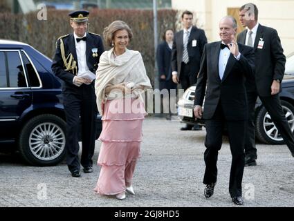 STOCKHOLM 20060429 Königin Sofia und König Juan Carlos von Spanien treffen am 29. April 2006 zur privaten Dinner-Feier von König Carl Gustaf im Drottningholm-Palast bei Stockholm, Schweden, ein. Zum privaten Abendessen am Samstag wurden 300 Gäste eingeladen. König Carl Gustaf von Schweden feiert offiziell seinen 60. Geburtstag an seinem Geburtstag Sonntag, den 30. April. Foto Pontus Lundahl / SCANPIX Code 10500 Stockfoto