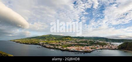 Horta, die Hauptstadt von Faial. Vulkan Cabeco Gordo im Hintergrund. Faial Island, eine Insel auf den Azoren im Atlantischen Ozean. Die Azoren sind ein Stockfoto