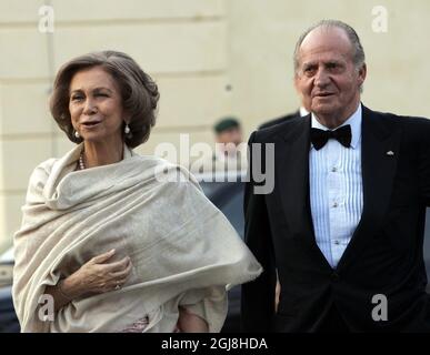 STOCKHOLM 20060429 Königin Sofia und König Juan Carlos von Spanien kommen am 29. April 2006 zur privaten Dinner-Feier von König Carl Gustaf im Drottningholm-Palast bei Stockholm, Schweden, an. Zum privaten Abendessen am Samstag wurden 300 Gäste eingeladen. König Carl Gustaf von Schweden feiert offiziell seinen 60. Geburtstag an seinem Geburtstag Sonntag, den 30. April. Foto Maja Suslin / SCANPIX Code 60800 Stockfoto