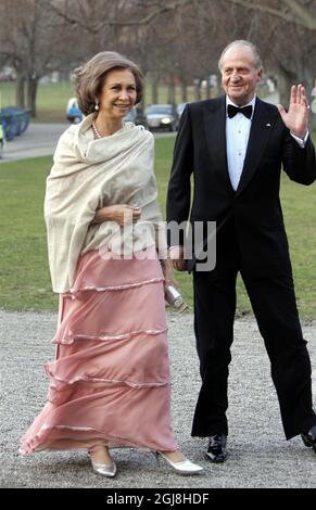 STOCKHOLM 20060429 Königin Sofia und König Juan Carlos von Spanien kommen am 29. April 2006 zur privaten Dinner-Feier von König Carl Gustaf im Drottningholm-Palast bei Stockholm, Schweden, an. Zum privaten Abendessen am Samstag wurden 300 Gäste eingeladen. König Carl Gustaf von Schweden feiert offiziell seinen 60. Geburtstag an seinem Geburtstag Sonntag, den 30. April. Foto Maja Suslin / SCANPIX Code 60800 Stockfoto