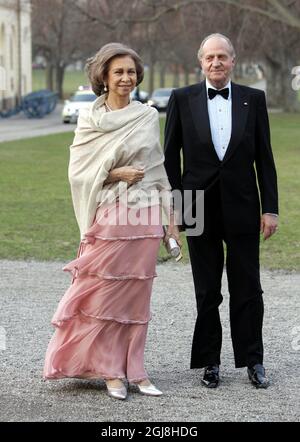 STOCKHOLM 20060429 Königin Sofia und König Juan Carlos von Spanien kommen am 29. April 2006 zur privaten Dinner-Feier von König Carl Gustaf im Drottningholm-Palast bei Stockholm, Schweden, an. Zum privaten Abendessen am Samstag wurden 300 Gäste eingeladen. König Carl Gustaf von Schweden feiert offiziell seinen 60. Geburtstag an seinem Geburtstag Sonntag, den 30. April. Foto Maja Suslin / SCANPIX Code 60800 Stockfoto