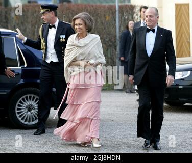 STOCKHOLM 20060429 Königin Sofia und König Juan Carlos von Spanien treffen am 29. April 2006 zur privaten Dinner-Feier von König Carl Gustaf im Drottningholm-Palast bei Stockholm, Schweden, ein. Zum privaten Abendessen am Samstag wurden 300 Gäste eingeladen. König Carl Gustaf von Schweden feiert offiziell seinen 60. Geburtstag an seinem Geburtstag Sonntag, den 30. April. Foto Pontus Lundahl / SCANPIX Code 10500 Stockfoto