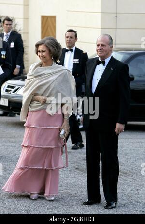 STOCKHOLM 20060429 Königin Sofia und König Juan Carlos von Spanien treffen am 29. April 2006 zur privaten Dinner-Feier von König Carl Gustaf im Drottningholm-Palast bei Stockholm, Schweden, ein. Zum privaten Abendessen am Samstag wurden 300 Gäste eingeladen. König Carl Gustaf von Schweden feiert offiziell seinen 60. Geburtstag an seinem Geburtstag Sonntag, den 30. April. Foto Pontus Lundahl / SCANPIX Code 10500 Stockfoto