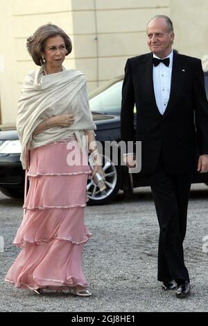 STOCKHOLM 20060429 Königin Sofia und König Juan Carlos von Spanien kommen am 29. April 2006 zur privaten Dinner-Feier von König Carl Gustaf im Drottningholm-Palast bei Stockholm, Schweden, an. Zum privaten Abendessen am Samstag wurden 300 Gäste eingeladen. König Carl Gustaf von Schweden feiert offiziell seinen 60. Geburtstag an seinem Geburtstag Sonntag, den 30. April. Foto Maja Suslin / SCANPIX Code 60800 Stockfoto