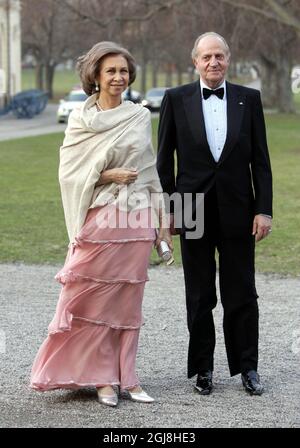 STOCKHOLM 20060429 Königin Sofia und König Juan Carlos von Spanien treffen am 29. April 2006 zur privaten Dinner-Feier von König Carl Gustaf im Drottningholm-Palast bei Stockholm, Schweden, ein. Zum privaten Abendessen am Samstag wurden 300 Gäste eingeladen. König Carl Gustaf von Schweden feiert offiziell seinen 60. Geburtstag an seinem Geburtstag Sonntag, den 30. April. Foto Maja Suslin / SCANPIX Code 60800 Stockfoto