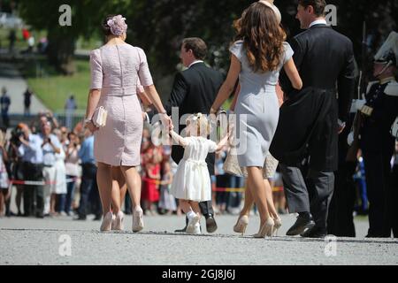 STOCKHOLM 20140608 Kronprinzessin Victoria und Prinzessin Estelle nach der Taufe von Prinzessin Leonore in der Königlichen Schlosskapelle Drottningholm bei Stockholm, Schweden 8. Juni 2014. Prinzessin Leonore ist die Tochter von Prinzessin Madeleine von Schweden und Herrn Christopher OÂ´Neill und die Enkelin von König Carl XVI Gustaf von Schweden. Das Schloss Drottningholm ist die Residenz von König Carl Gustaf und Königin Silvia. Foto: Soren Andersson / TT / kod 1037 Stockfoto