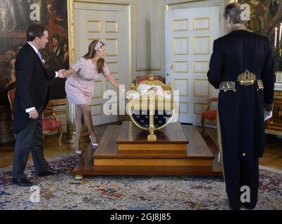 STOCKHOLM 20140608 Christopher OÃ‚Â´Neill und Prinzessin Madeleine werden gesehen, wie sie Prinzessin Leonore nach der Taufe für Prinzessin Leonore in der Königlichen Schlosskapelle Drottningholm bei Stockholm, Schweden, in die Wiege von König Karl XVS stellen. 8. Juni 2014. Es ist dieselbe Wiege, in der Prinzessin Madeleine während ihrer Taufe ruhte. Prinzessin Leonore ist die Tochter von Prinzessin Madeleine von Schweden und Herrn Christopher OÃ‚Â´Neill und die Enkelin von König Carl XVI Gustaf von Schweden. Das Schloss Drottningholm ist die Residenz von König Carl Gustaf und Königin Silvia. Foto: Jessica Gow / TT / kod 10070 Stockfoto